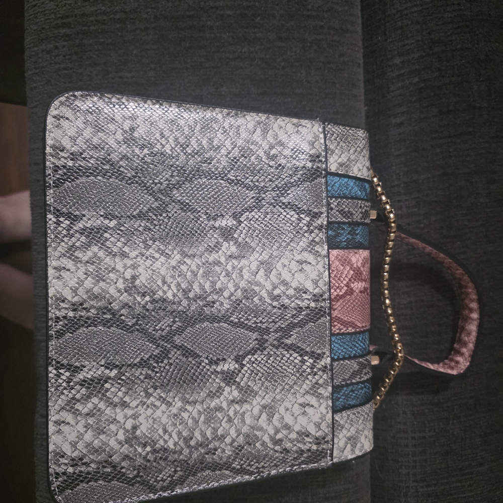 Elegant Snakeskin Patterned Handbag - Picture 2 of 3